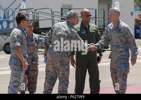 Stati Uniti Air Force Direttore, Air National Guard, il Mag. Gen. Brian G. Neal, saluta gli avieri del Puerto Rico Air National Guard durante il suo aprile 9 visita al 156Airlift Wing, Muñiz Air National Guard Base, Carolina, Puerto Rico. Neal ha partecipato briefing e visitato i servizi presso il 156AW e la 141Air Control Squadron, Punta Borinquen sito radar, Aguadilla, Puerto Rico. (U.S. Esercito nazionale Guard foto di Sgt. Alexis Velez) Foto Stock