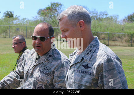 Stati Uniti Air Force Direttore, Air National Guard, il Mag. Gen. Brian G. Neal, destra, riceve un tour del 141Air Control Squadron, Punta Borinquen sito radar, Aguadilla, Puerto Rico dal Lt. Col. Ramon O. Cruz, a sinistra il Comandante del 141ACS. Neal ha partecipato briefing, ha visitato le strutture e le operazioni rilevate alla 141ACS e la 156Airlift Wing, Muñiz Air National Guard Base, Carolina, Puerto Rico. (U.S. Esercito nazionale Guard foto di Sgt. Alexis Velez) Foto Stock