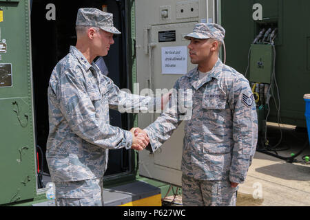 Stati Uniti Air Force Direttore, Air National Guard, il Mag. Gen. Brian G. Neal, visite di Puerto Rico Air National Guard 9 aprile per incontrare con gli avieri del 141Air Control Squadron, Punta Borinquen sito radar, Aguadilla, Puerto Rico. Neal ha partecipato briefing, ha visitato le strutture e le operazioni rilevate alla 141ACS e la 156Airlift Wing, Muñiz Air National Guard Base, Carolina, Puerto Rico. (U.S. Esercito nazionale Guard foto di Sgt. Alexis Velez) Foto Stock