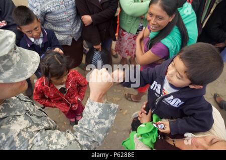 A San Marcos, Guatemala, 14 aprile 2016. Task Force il lupo rosso e l'esercito a sud conduce civile umanitario Assistenza Formazione per includere il livello tattico di progetti di costruzione e preparazione medica Esercizi di formazione fornendo accesso a medici e la costruzione di scuole in Guatemala con il governo del Guatemala e non-agenzie governative dal 05MAR16 a 18GIU16 al fine di migliorare la disponibilità di missione delle forze degli Stati Uniti e di fornire un beneficio duraturo per il popolo del Guatemala. (U.S. Esercito foto di Spc. Gabriel Prado/rilasciato) Foto Stock