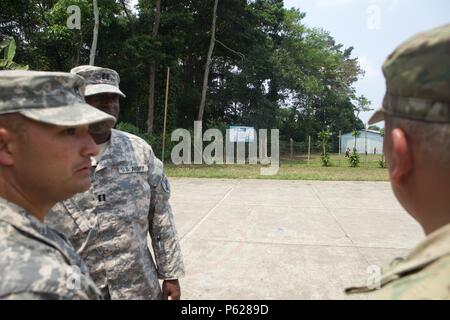 A San Marcos, Guatemala, 14 aprile 2016. Task Force il lupo rosso e l'esercito a sud conduce civile umanitario Assistenza Formazione per includere il livello tattico di progetti di costruzione e preparazione medica Esercizi di formazione fornendo accesso a medici e la costruzione di scuole in Guatemala con il governo del Guatemala e non-agenzie governative dal 05MAR16 a 18GIU16 al fine di migliorare la disponibilità di missione delle forze degli Stati Uniti e di fornire un beneficio duraturo per il popolo del Guatemala. (U.S. Esercito foto di Spc. Gabriel Prado/rilasciato) Foto Stock