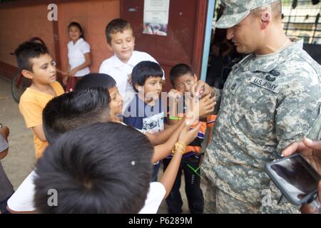 A San Marcos, Guatemala, 14 aprile 2016. Task Force il lupo rosso e l'esercito a sud conduce civile umanitario Assistenza Formazione per includere il livello tattico di progetti di costruzione e preparazione medica Esercizi di formazione fornendo accesso a medici e la costruzione di scuole in Guatemala con il governo del Guatemala e non-agenzie governative dal 05MAR16 a 18GIU16 al fine di migliorare la disponibilità di missione delle forze degli Stati Uniti e di fornire un beneficio duraturo per il popolo del Guatemala. (U.S. Esercito foto di Spc. Gabriel Prado/rilasciato) Foto Stock