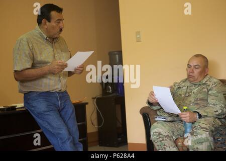 A San Marcos, Guatemala, 14 aprile 2016. Task Force il lupo rosso e l'esercito a sud conduce civile umanitario Assistenza Formazione per includere il livello tattico di progetti di costruzione e preparazione medica Esercizi di formazione fornendo accesso a medici e la costruzione di scuole in Guatemala con il governo del Guatemala e non-agenzie governative dal 05MAR16 a 18GIU16 al fine di migliorare la disponibilità di missione delle forze degli Stati Uniti e di fornire un beneficio duraturo per il popolo del Guatemala. (U.S. Esercito foto di Spc. Gabriel Prado/rilasciato) Foto Stock