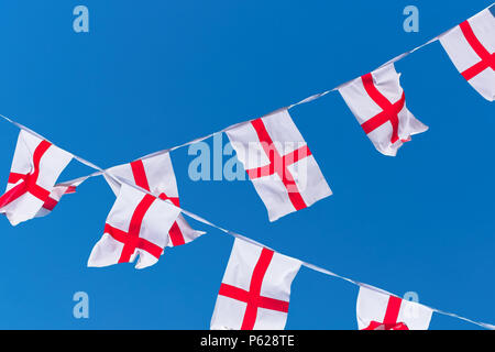 Inghilterra flags / bunting contro il cielo blu. Foto Stock