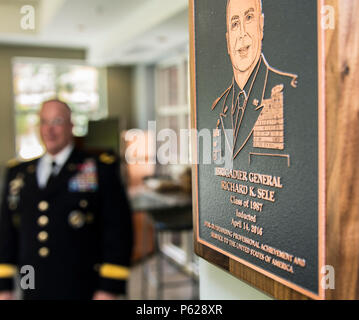 Una placca di visualizzare l'immagine della formazione 108th comando (IET) vice comandante generale, Briga. Gen. Richard Sele, è orgogliosamente esposti in Veterans' nel centro all'università di North Carolina a Greensboro. Sele ha ricevuto la sua commissione al 2° Lt. all'università di North Carolina A&T Università statale nel 1987 e è stato introdotto nel che le scuole ROTC Hall of Fame, apr. 14, 2016. Quest anno ricorre il centesimo anniversario del programma ROTC e la cerimonia è stata parte della celebrazione.(STATI UNITI Foto dell'esercito Sgt. 1. Classe Brian Hamilton/rilasciato) Foto Stock