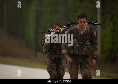 Stati Uniti Esercito Capt. James Teskey (destra) e 1Lt. Nicolas Kiser, assegnato per la seconda divisione di fanteria, portano una cucciolata con pesi per tutto il percorso designato per la trentatreesima annuale Ranger migliore concorrenza sul Fort Benning, Ga., 15 aprile 2016. La trentatreesima annuale Ranger migliore concorrenza 2016 è un evento di tre giorni consistente di sfide per testare concorrente del fisico, mentale e capacità tecniche in onore del tenente Gen. David E. Grange, Jr. (U.S. Esercito foto di PFC. Sharell Madden/rilasciato) Foto Stock