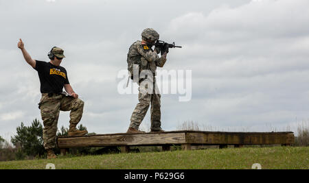 Stati Uniti Il personale dell'esercito Sgt. Luca Katz, assegnato a U.S, Esercito Guardia nazionale, scansiona la sua corsia su un M4 intervallo durante il Ranger migliore concorrenza a Ft. Benning, Ga., 15 aprile 2016. La trentatreesima annuale di David E. Grange Junior Ranger migliore concorrenza 2016 è un evento di tre giorni consistente delle sfide che i concorrenti di prova' fisiche, mentali e le capacità tecniche. (U.S. Esercito foto di Spc. Steven Hitchcock/rilasciato) Foto Stock