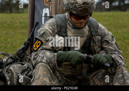 Stati Uniti Army Sgt. 1. Classe Jonathan Knea, assegnato a U.S. Esercito nazionale Guard, carichi di giri in una rivista di impegnarsi obiettivi su un M4 intervallo durante il Ranger migliore concorrenza a Ft. Benning, Ga., 15 aprile 2016. La trentatreesima annuale di David E. Grange Junior Ranger migliore concorrenza 2016 è un evento di tre giorni consistente delle sfide che i concorrenti di prova' fisiche, mentali e le capacità tecniche. (U.S. Esercito foto di Spc. Steven Hitchcock/rilasciato) Foto Stock