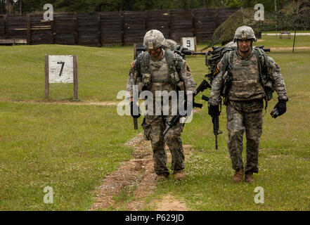 Stati Uniti Esercito Capt. Jason Parsons e 1 Sgt. Ricardo Gutierrez, assegnato a Fort Jackson, spostare verso il punto di uscita su una M4 intervallo durante il Ranger migliore concorrenza a Ft. Benning, Ga., 15 aprile 2016. La trentatreesima annuale di David E. Grange Junior Ranger migliore concorrenza 2016 è un evento di tre giorni consistente delle sfide che i concorrenti di prova' fisiche, mentali e le capacità tecniche. (U.S. Esercito foto di Spc. Steven Hitchcock/rilasciato) Foto Stock