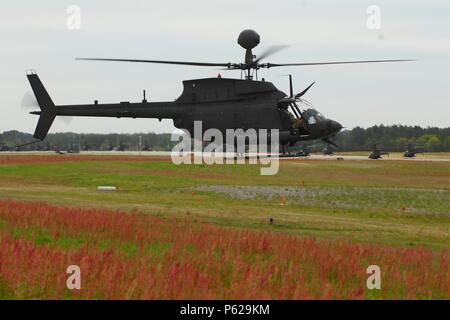 Kiowa Warrior del 1° Stormo, diciassettesimo reggimento di cavalleria, 82a combattere la Brigata Aerea, ottantaduesima Airborne Division, partono Simmons Army Airfield per la conduzione di un cavalcavia finale 'salute' formazione a Simmons Army Airfield, N.C. Aprile 15, 2016. La finale Kiowa Warrior onorata di volo del passato e del presente servizio i membri che hanno avuto il privilegio di funzionamento e di manutenzione della Kiowa Warrior e servita come un finale di 'grazie' e addio ai residenti di Fort Bragg e il Fayetteville comunità. (Esercito Foto di Sgt. Neil A. Stanfield) Foto Stock