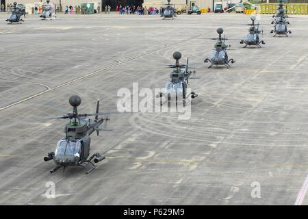 Kiowa Warrior del 1° Stormo, diciassettesimo reggimento di cavalleria, 82a combattere la Brigata Aerea, ottantaduesima Airborne Division, completo di un cavalcavia finale 'salute' formazione a Simmons Army Airfield, N.C. Aprile 15, 2016. La finale Kiowa Warrior onorata di volo del passato e del presente servizio i membri che hanno avuto il privilegio di funzionamento e di manutenzione della Kiowa Warrior e servita come un finale di 'grazie' e addio ai residenti di Fort Bragg e il Fayetteville comunità. (Esercito Foto di Sgt. Neil A. Stanfield) Foto Stock