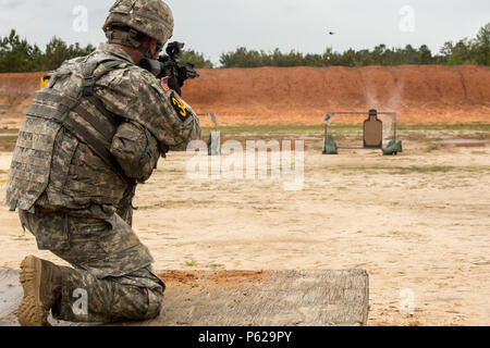 Stati Uniti Il personale dell'esercito Sgt. Michael Roggero, assegnato a Airborne Ranger e la brigata di formazione, impegna gli obiettivi sulla sollecitazione shoot gamma che consisteva di bersagli di impegno durante la transizione dalla M4 verso la M9 durante il Ranger migliore concorrenza a Ft. Benning, Ga., 15 aprile 2016. La trentatreesima annuale di David E. Grange Junior Ranger migliore concorrenza 2016 è un evento di tre giorni consistente delle sfide che i concorrenti di prova' fisiche, mentali e le capacità tecniche. (U.S. Esercito foto di Spc. Steven Hitchcock/rilasciato) Foto Stock