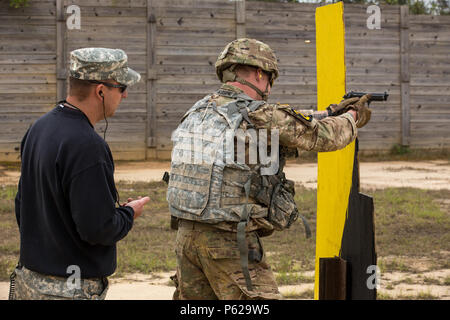 Stati Uniti Il personale dell'esercito Sgt. Clay Gillespie, assegnato a U.S. Esercito Alaska, impegna gli obiettivi sulla sollecitazione shoot gamma che consisteva di bersagli di impegno durante la transizione dalla M4 verso la M9 durante il Ranger migliore concorrenza a Ft. Benning, Ga., 15 aprile 2016. La trentatreesima annuale di David E. Grange Junior Ranger migliore concorrenza 2016 è un evento di tre giorni consistente delle sfide che i concorrenti di prova' fisiche, mentali e le capacità tecniche. (U.S. Esercito foto di Spc. Steven Hitchcock/rilasciato) Foto Stock