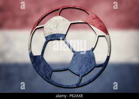 Pallone da calcio nazionale bandiera Nederland. Nederlands bandiera con texture grunge. Foto Stock