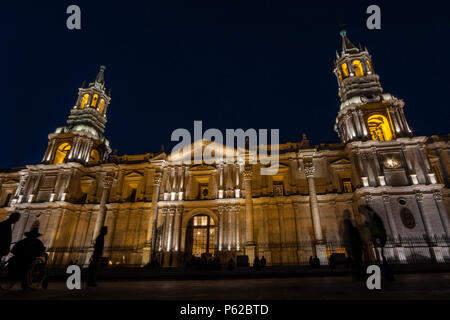 La Basilica Cattedrale di Arequipa si trova nella Plaza de Armas" della città di Arequipa, provincia di Arequipa, Perù. Foto Stock