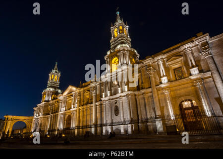 La Basilica Cattedrale di Arequipa si trova nella Plaza de Armas" della città di Arequipa, provincia di Arequipa, Perù. Foto Stock