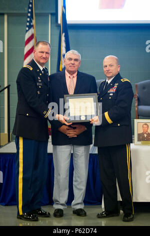 La S.C. Esercito nazionale Guard garantisce Officer Hall of Fame ha accolto tre nuovi membri nel corso di una cerimonia, Aprile 3, 2016 in McCrady Training Center. Quest'anno la classe include pensionati Chief Warrant Officer 5 James M. Simmons, pensionato Chief Warrant Officer 5 Bennie Yarbrough e pensionati Chief Warrant Officer 4 Ray Collins, che hanno introdotto per le straordinarie conquiste e servizio a La Carolina del Sud la Guardia Nazionale. Essi entrare a far parte di una classe di elite di 31 marescialli attualmente nella Hall of Fame. Simmons scomparso di recente e accettando l'onore sul suo conto sono stati i membri della famiglia e f Foto Stock