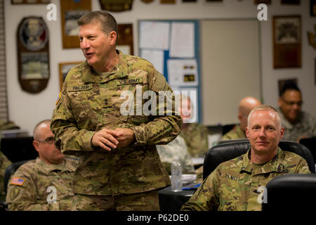 Il Mag. Gen. Mark Palzer, 79a supporto comando supporto parla il suo pensiero circa la formazione dirigenti junior con partecipanti alla 311th Sustinament del comando (Expeditionary) formazione annua a breve. Un "E1 privata è il rango più basso leader... Di tutte le nostre armi e attrezzature, le persone sono l'esercito più prezioso patrimonio." Egli ha anche detto, 'formazione deve essere divertente ma soprattutto impegnativa. È ciò che fa di soldati che vogliono tornare." 2 Aprile 2016. Port Hueneme, California -US Army foto di SPC Timothy Yao Foto Stock