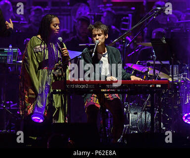 Lalah Hathaway e Giacobbe Collier esegue sul palco con Quincy Jones al O2 a Londra. Foto Stock