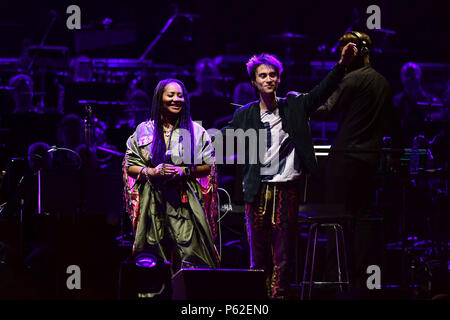 Lalah Hathaway e Giacobbe Collier esegue sul palco con Quincy Jones al O2 a Londra. Foto Stock
