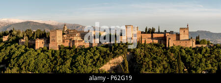 Vista panoramica di Alhambra di Granada con la Sierra Nevada. Palacios Nazaríes, Palazzo di Carlo V, Alcazaba. Andalusia, Spagna Foto Stock