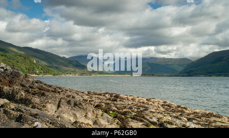 Vista panoramica nella luce autunnale con enormi nubi di Loch Linnhe, vicino a North Ballachhulish, Highlands, Scotland, Regno Unito Foto Stock