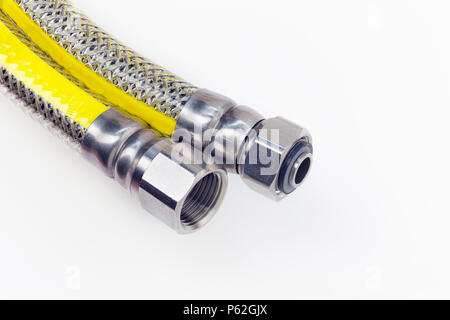Ritorto flessibile dei tubi flessibili del gas con dispositivi di fissaggio su sfondo bianco Foto Stock