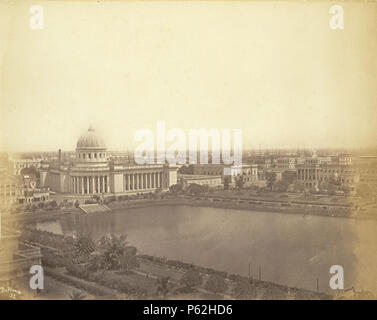 N/A. Inglese: questa foto della Dalhousie Square dal "Walter Hawkins Nightingale (PWD) raccolta: Album di vedute di Calcutta, è stata presa da A. De Hone nel 1870s. Vista su tutta Dalhousie quadrato dalla parte superiore del Telegrafo, guardando sopra il serbatoio (acqua) di alimentazione verso l'Ufficio Generale delle Poste. Una porzione di scrittori degli edifici può essere visto sulla destra, dove i dipendenti della East India Company, nuovo in India, ha vissuto al loro arrivo a Calcutta. La Chiesa di S. Andrea è visibile in background. circa 1870s. A. De Hone 406 Dalhousie Square, Calcutta (c. 1870s) Foto Stock