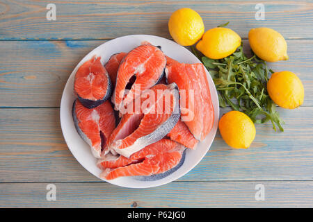 Crudo fresco Filetti di Salmone con limone Foto Stock