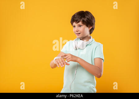 Ispirato ragazzo che indossa un orologio moderno Foto Stock