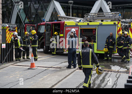 Gli equipaggi dei Vigili del fuoco e i vigili del fuoco di Londra assistono a un incidente di emergenza a St. Mary Axe e Undershaft nella City di Londra Foto Stock