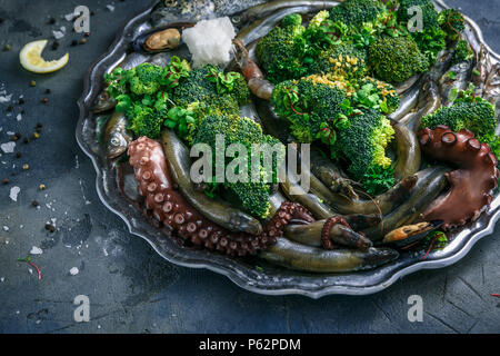 Vista ravvicinata di Crudo di pesce misto con vegs Foto Stock