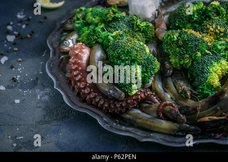 Vista ravvicinata di Crudo di pesce misto con vegs Foto Stock