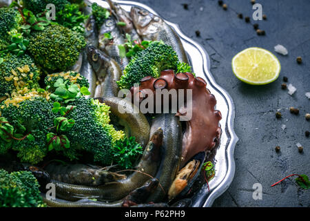Vista ravvicinata di piatti a base di frutti di mare freschi. Pesce, gamberi, polpo e cozze. Foto Stock