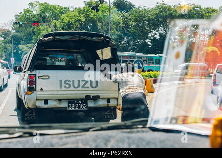 Yangon, Myanmar - Feb 19 2014: vista interna del taxi bloccato in un ingorgo sulla strada di Yangon, Myanmar Foto Stock