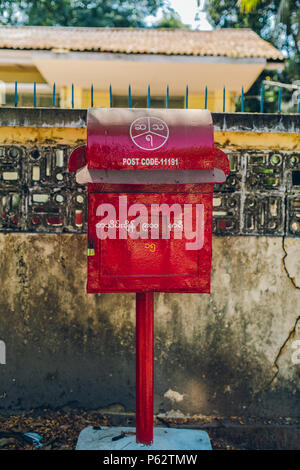 Yangon, Myanmar - Feb 19 2014: Burmese letter box stand sul davanti di una casa sulla strada Foto Stock