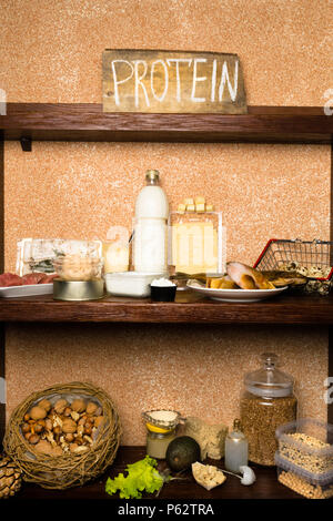 Concetto di dieta, naturali diversi tipi ricca di alimenti proteici, strutto, polpetta, manzo, pesce, latticini, dadi, lattuga, soia, avocado olio di noce di cocco bean Foto Stock