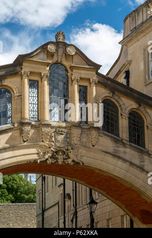 "Ponte dei Sospiri " passerella che collega due edifici di Hertford College di New College Lane, Oxford, Oxfordshire, Inghilterra Foto Stock