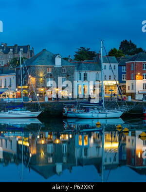 Twilight su Harbour Village di Padstow, Cornwall, Inghilterra Foto Stock