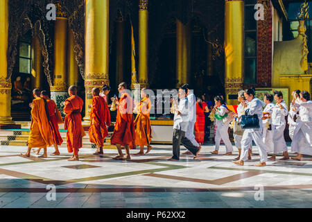 Yangon, Myanmar - Feb 19 2014: cerimonia di ordinazione a Shwedagon pagoda Foto Stock