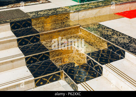Yangon, Myanmar - Feb 19 2014: scale dorato di Shwedagon pagoda Foto Stock