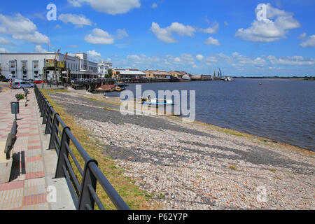 Porta sul fiume Paraguay ad Asuncion in Paraguay. Asuncion è la capitale e la città più grande del Paraguay Foto Stock