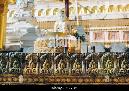 Yangon, Myanmar - Feb 19 2014: Close up golden statua del Buddha a Shwedagon pagoda Foto Stock