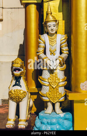 Yangon, Myanmar - Feb 19 2014: Close up golden statua del Buddha a Shwedagon pagoda Foto Stock