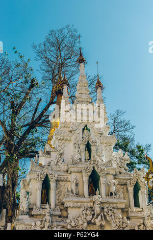 Yangon, Myanmar - Feb 19 2014: Golden il Tempio del Buddha di Shwedagon pagoda Foto Stock