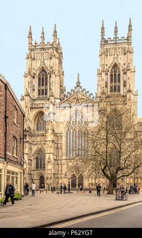 Fronte ovest della cattedrale Metropolitical e Chiesa di San Pietro o noto anche come York Minster, nello Yorkshire, Inghilterra, Regno Unito. Foto Stock
