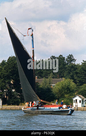 Wherry "Albion' vela sul Oulton Broad, Suffolk, 1975 Foto Stock