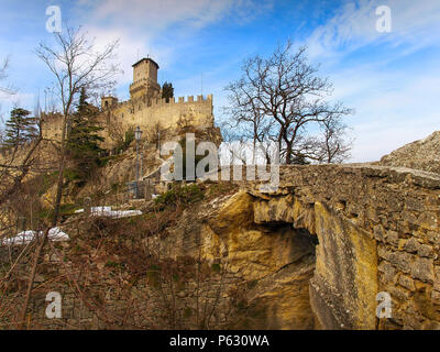 La Rocca Guaita visto dal Passo delle streghe in San Marino Foto Stock