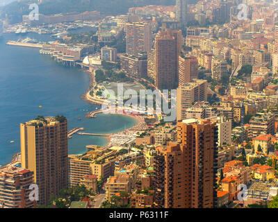 Vista panoramica della città di Monte Carlo e il Mar Mediterraneo, nel Principato di Monaco Foto Stock