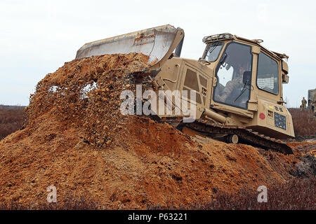 I soldati assegnati alla sede centrale e sede di truppe, 3° Stormo, 2° reggimento di cavalleria, scavare una posizione di combattimento per Stryker combattimento corazzati veicoli usando un D6 bulldozer, 5 Aprile a Adazi Base Militare, Lettonia. I soldati hanno anche utilizzato un elevata mobilità engineer escavatore per scavare le posizioni di combattimento per gli alleati lettone prima di una multinazionale di difesa combinata live-fire esercizio a sostegno del funzionamento Atlantic risolvere, una multinazionale di dimostrazione di continuato impegno degli Stati Uniti per la sicurezza collettiva di Organizzazione del Trattato del Nord Atlantico alleati.(STATI UNITI Esercito foto di Sgt. Paige Behringer, decimo Pre Foto Stock